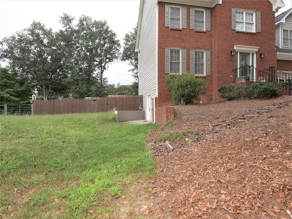 2 bed, 1.0 bath, 3938 sqft, $1,550 — Photo 2