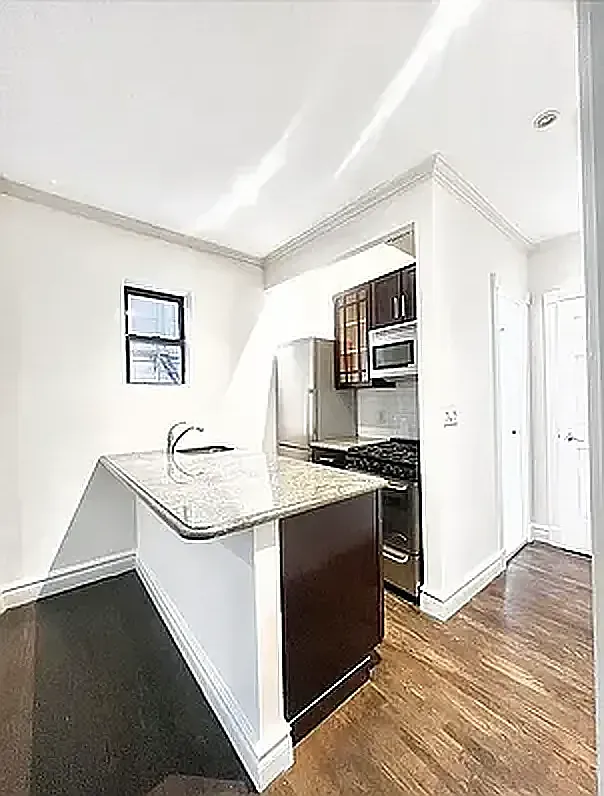 340 East 61st Street — Photo 4