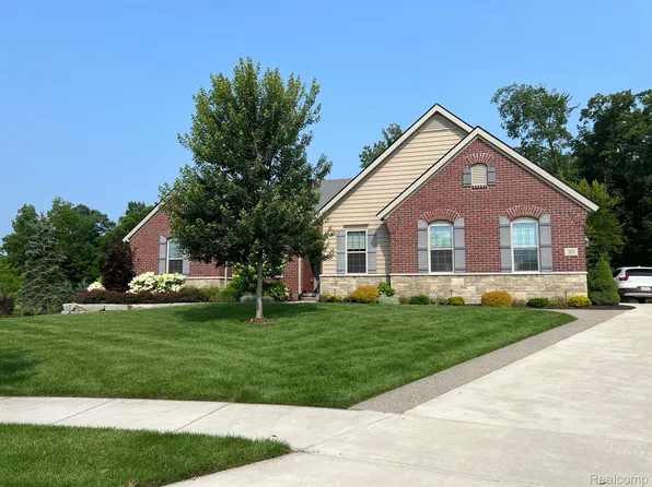 303 Eden Prairie Dr, Oakland, MI 48363