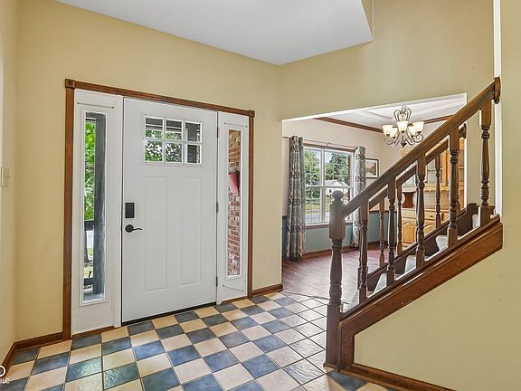 2nd image of 331 N Greenbriar Dr
