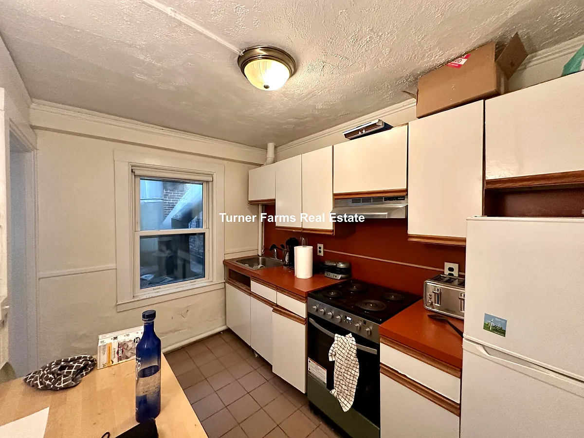 Building Photo - 94 W Cedar St #2A