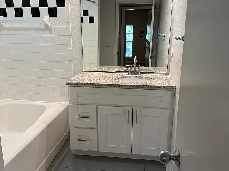 2421 W Horatio St #830 — Photo 9