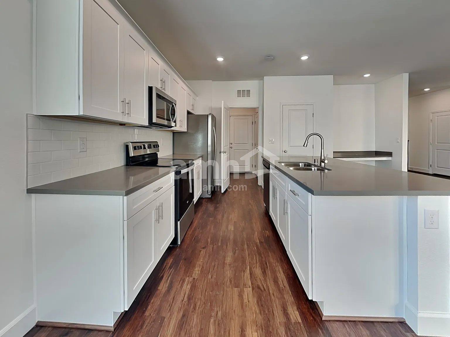 4 bed, 2.5 bath, 2209 sqft, $2,595 — Photo 3