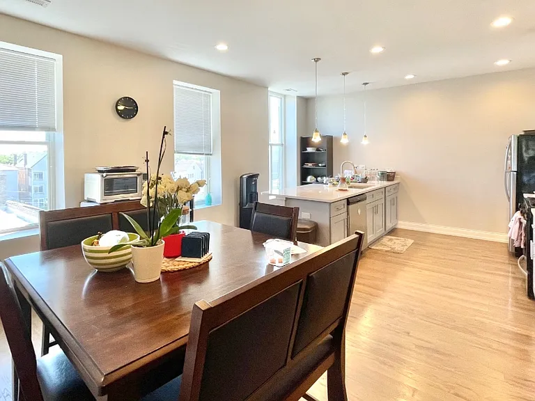 2622 W Cermak Rd #4 — Photo 9