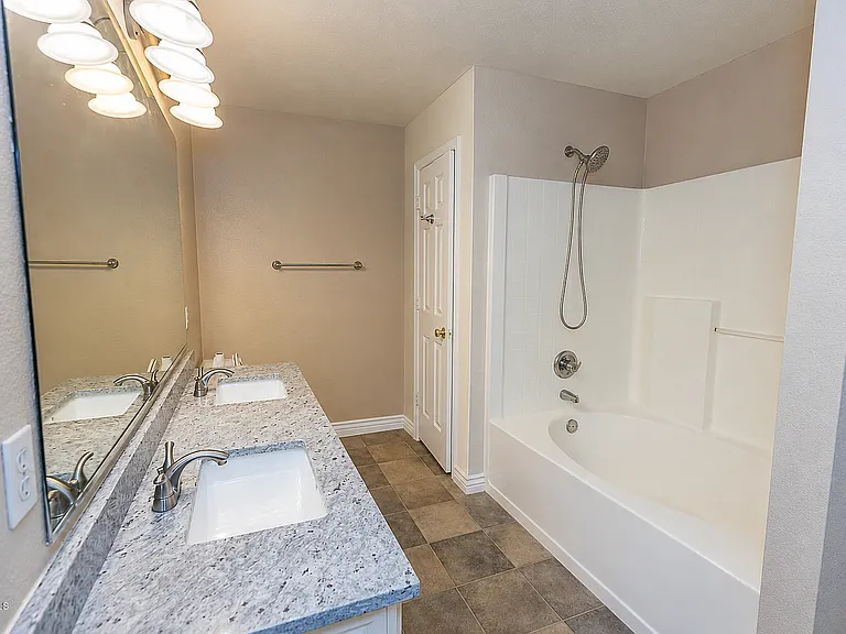 465 W Midland Ln — Photo 16