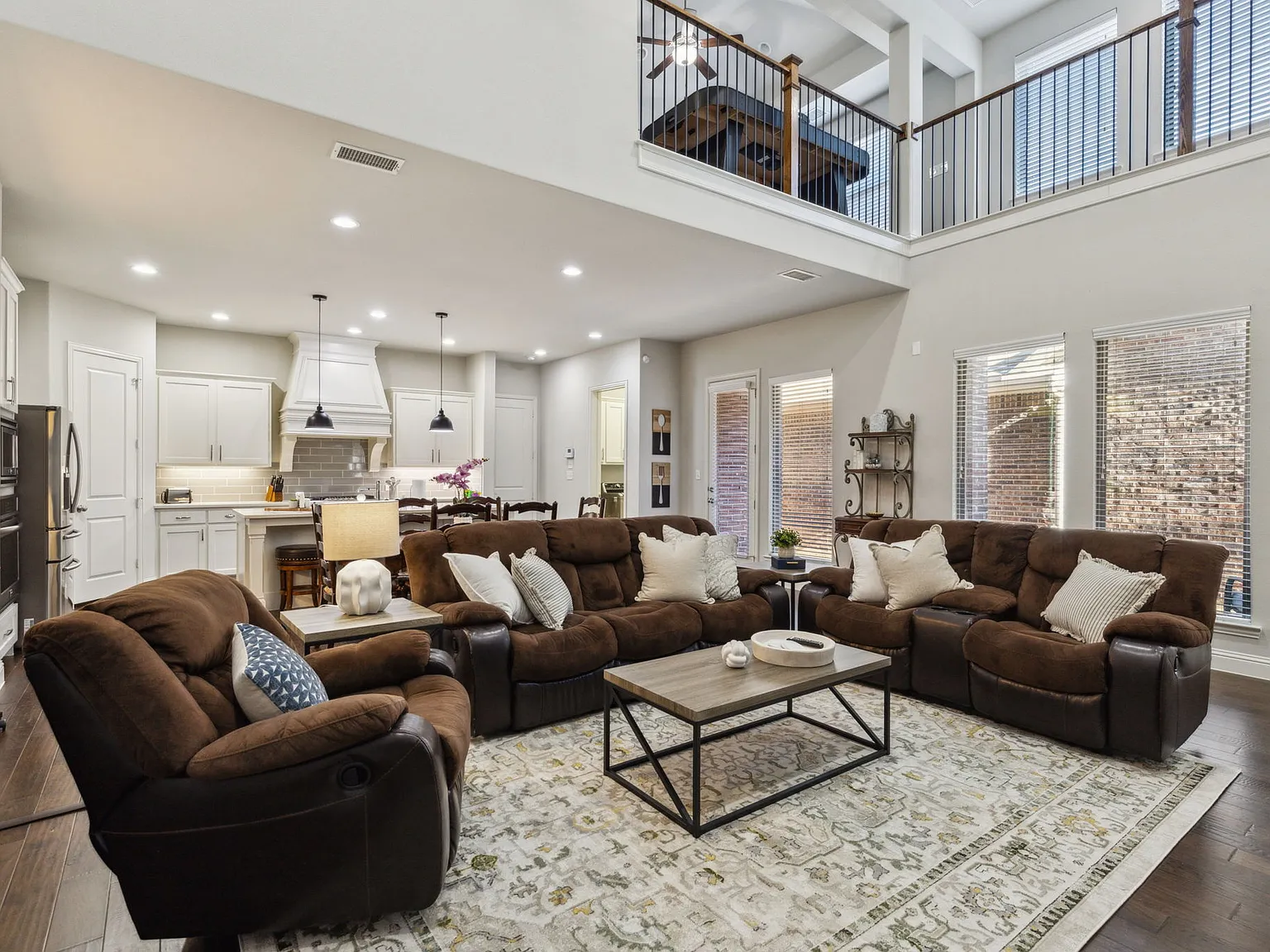 3 bed, 2.5 bath, 2770 sqft, $8,424 — Photo 1