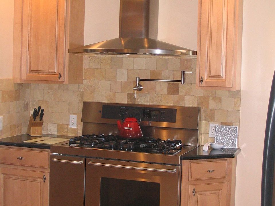 Beautiful 5 burner double oven w/ pot filler
