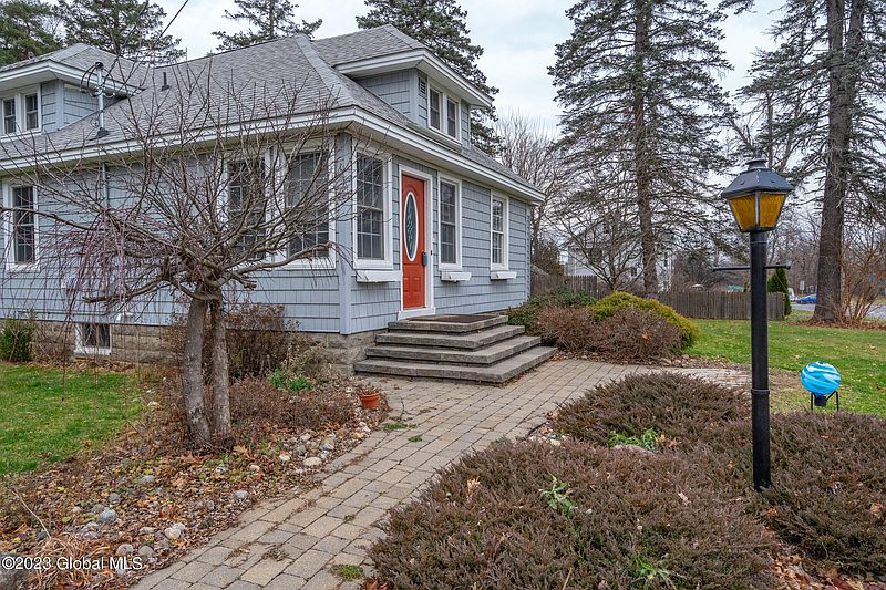 3rd image of 979 Riverview Road