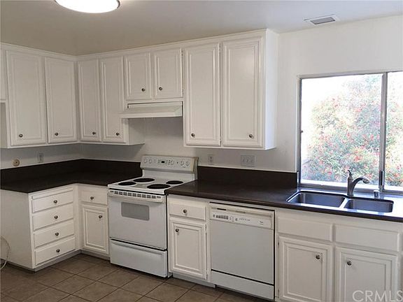 BRIGHT CHEERY KITCHEN