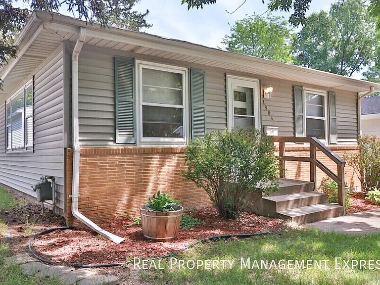 1904 S Hawthorne Ave — Photo 1