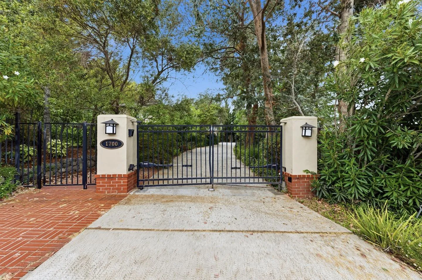 1700 Pine Knoll Dr photo 1
