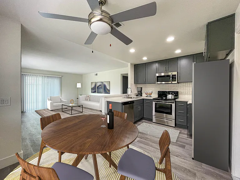 Country Club Apartments — Photo 15