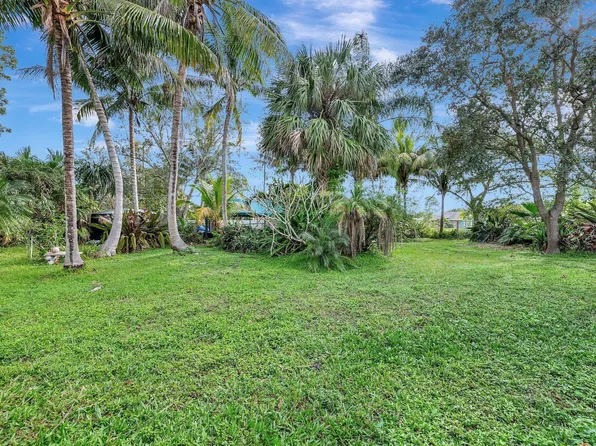 673 SE DAMASK Avenue, Port St Lucie, FL 34983