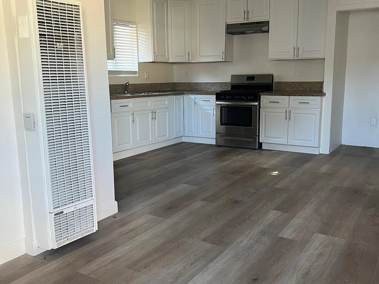 3 bed, 700 sqft, $2,700 — Photo 1