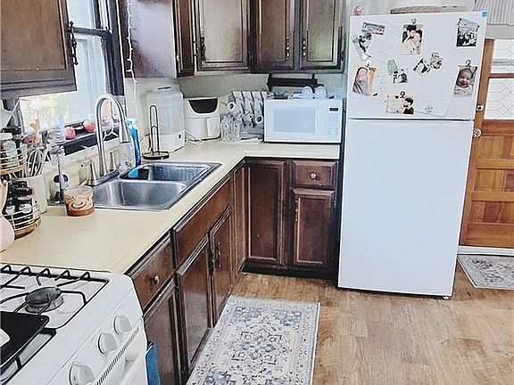 5th image of 3701 Crestwood Circle Dr