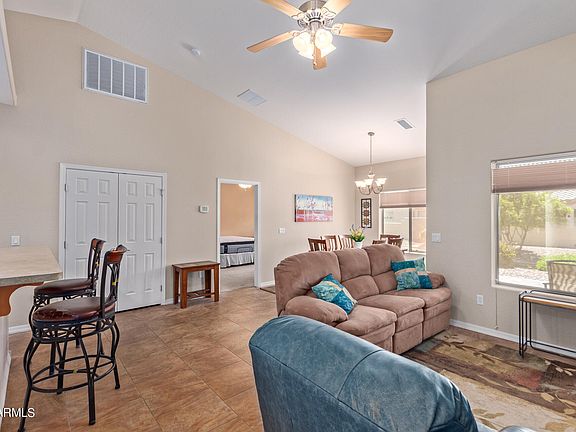 5th image of 1533 E MELROSE Drive