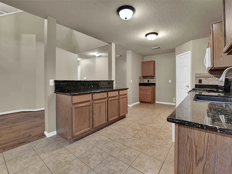 2706 Woodspring Forest Dr — Photo 10