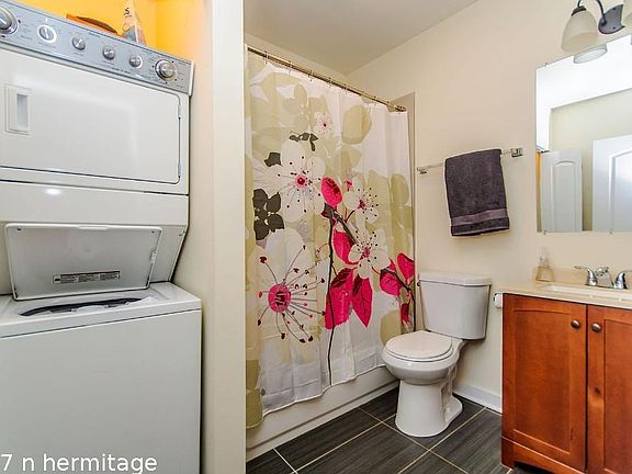 2nd image of 1827 N Hermitage Ave #927
