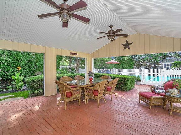 3rd image of 4 Meadow Ln