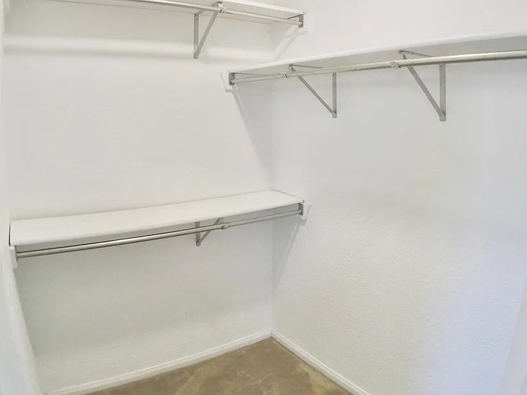 2705 Eastwood Dr — Photo 2