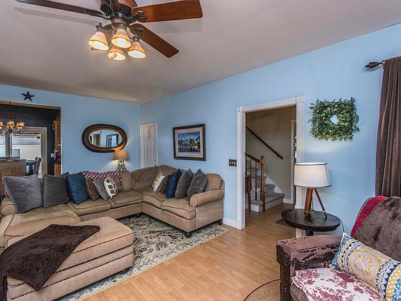 3rd image of 808 Essex Dr
