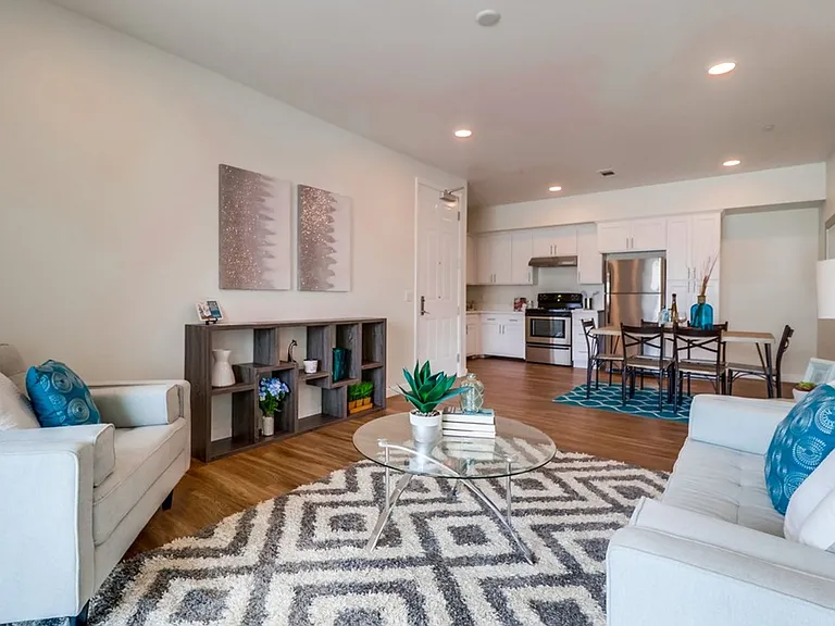 La Perla Apartments — Photo 8