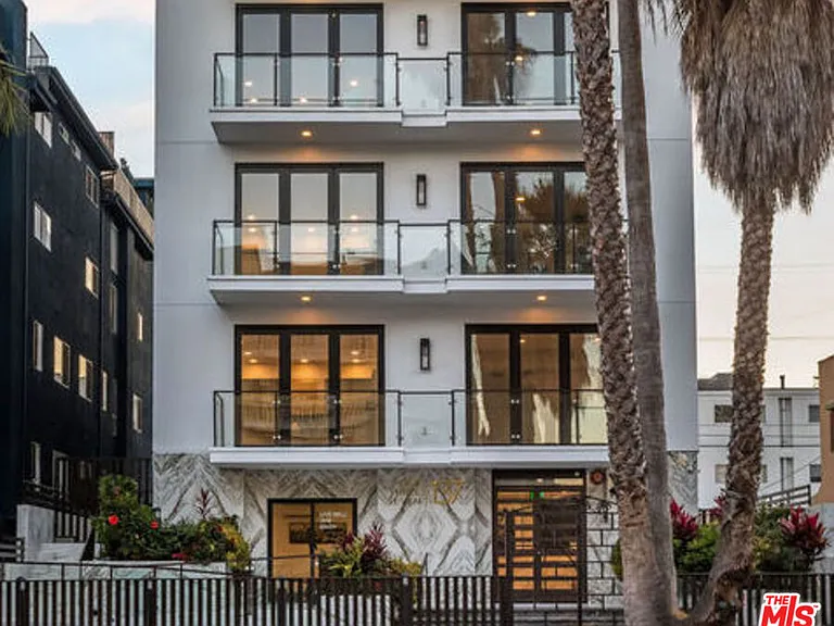137 N Doheny Dr #1 — Photo 2