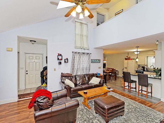 3rd image of 336 Meadowlark Dr