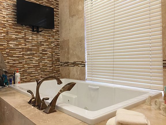 jacuzzi tub for 2 -TV