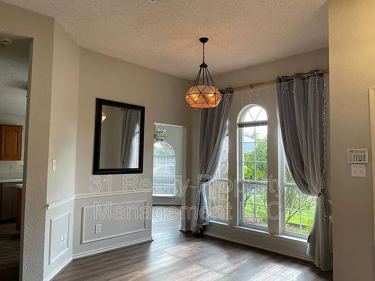 1304 Rosewood Ln — Photo 11