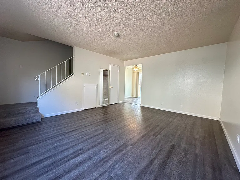 645-671 E Military St — Photo 3