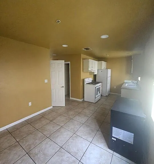 887 E 40th Pl #3 — Photo 2