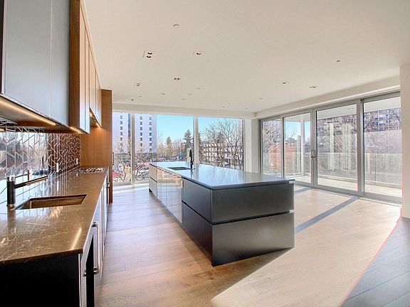 3rd image of 900 N Pennsylvania St #400
