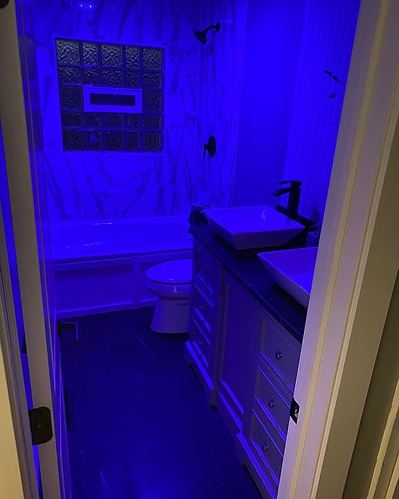 Main upstairs bathroom 