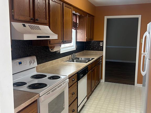 3rd image of 903 Sivley Rd