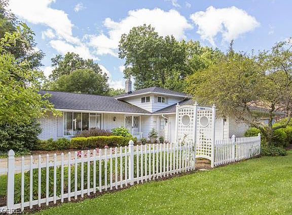 2nd image of 27919 Wisteria Dr