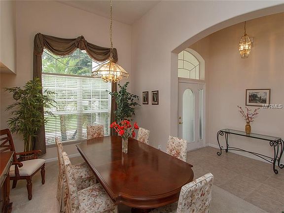 Dining room seats 12+