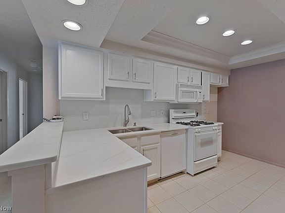 5th image of 30 Newton Square Dr Unit 2