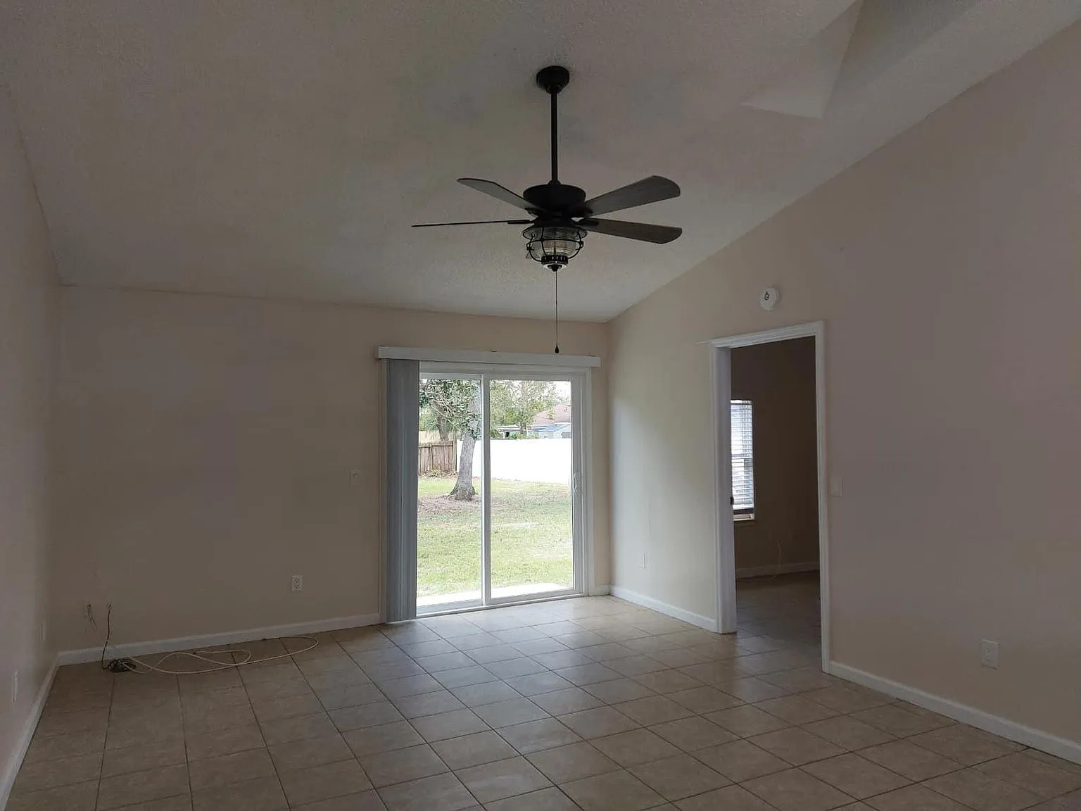 3 bed, 1.5 bath, 1300 sqft, $2,050 — Photo 3