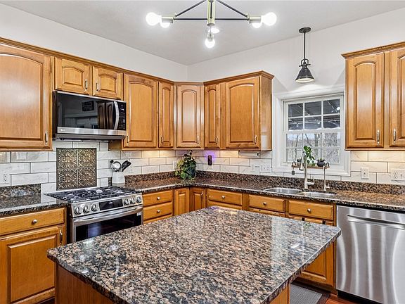 4th image of 404 Ironwood Dr