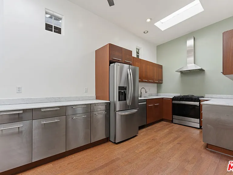 422 James St — Photo 9