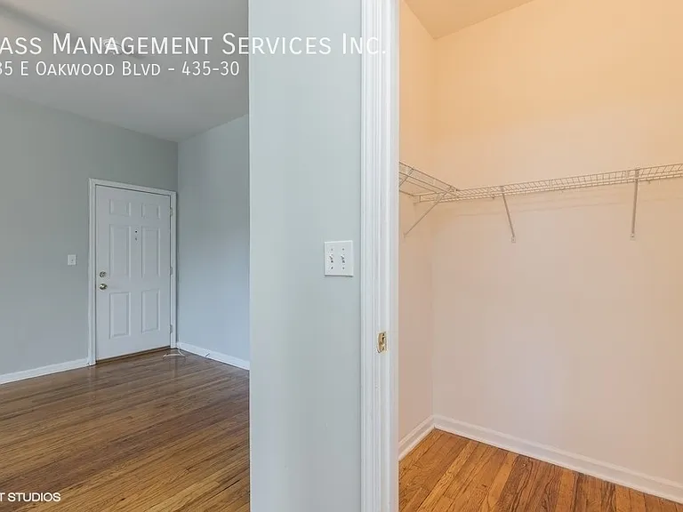427-39 E Oakwood Blvd — Photo 24