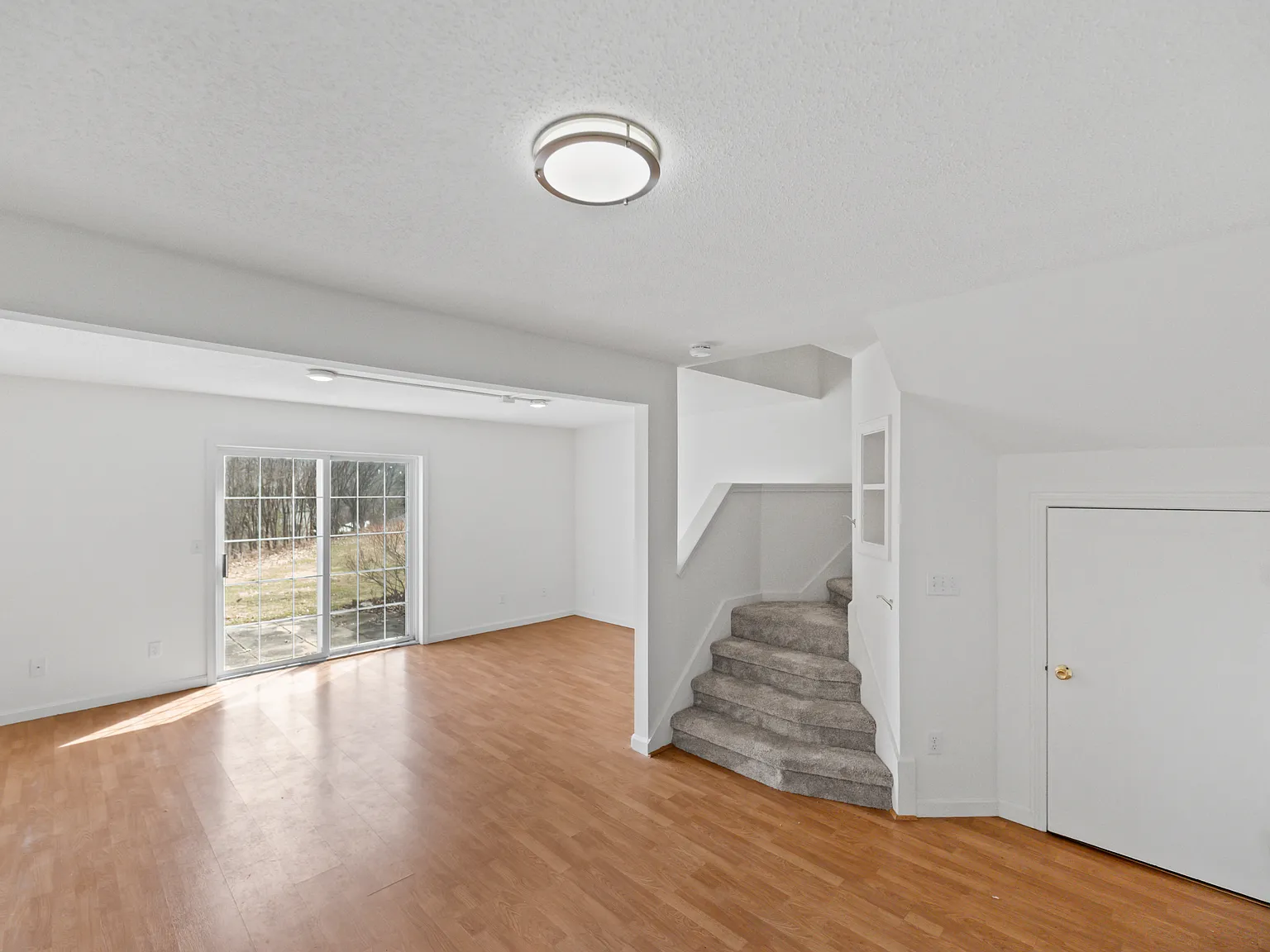 404 Acorn Dr — Photo 1