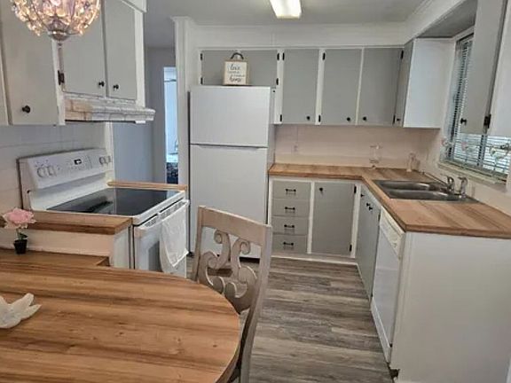 5th image of 220 Windsor Dr