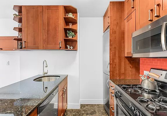 3rd image of 159 E 30th St APT 5D