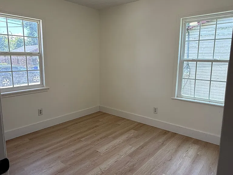 2210 Crosby Ave — Photo 12