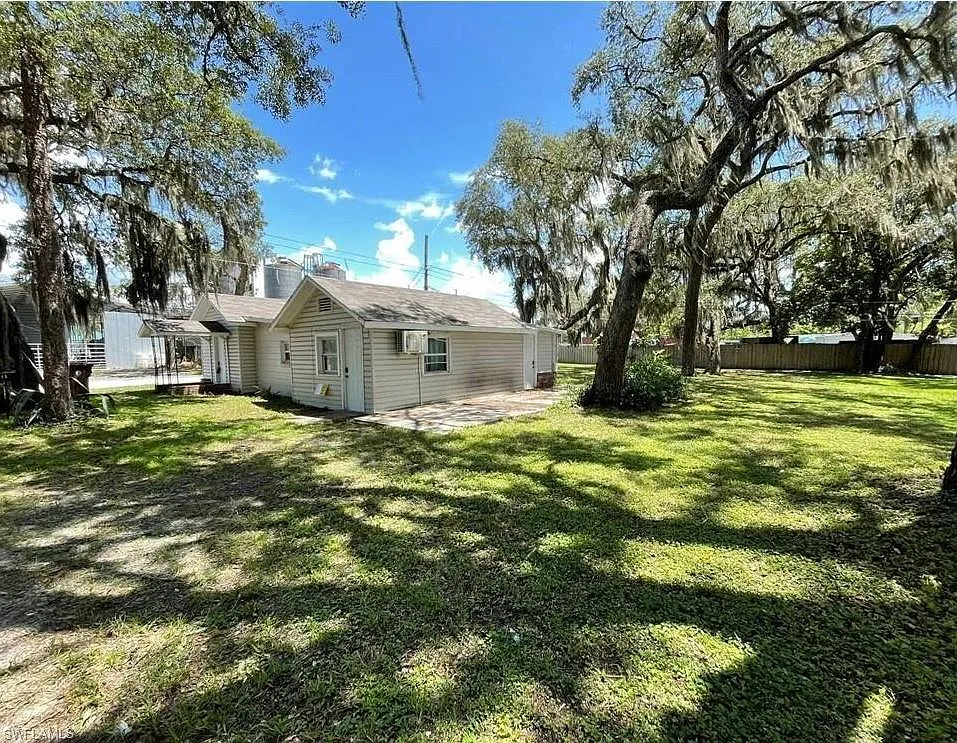 2 bed, 1.0 bath, 990 sqft, $1,550 — Photo 1