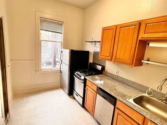 3rd image of 371 Waller St APT 8