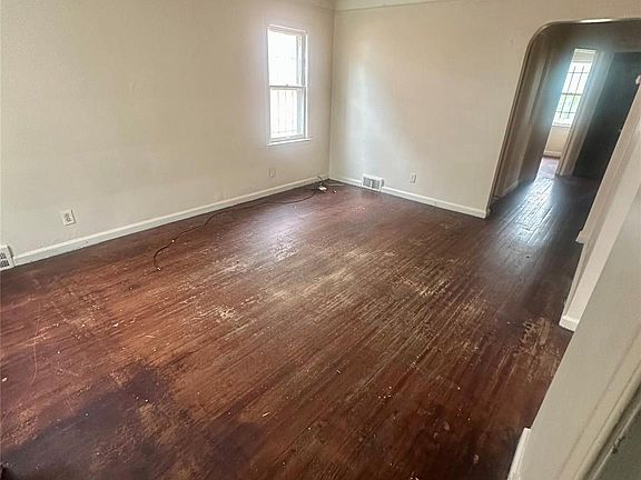 3rd image of 19386 Waltham St