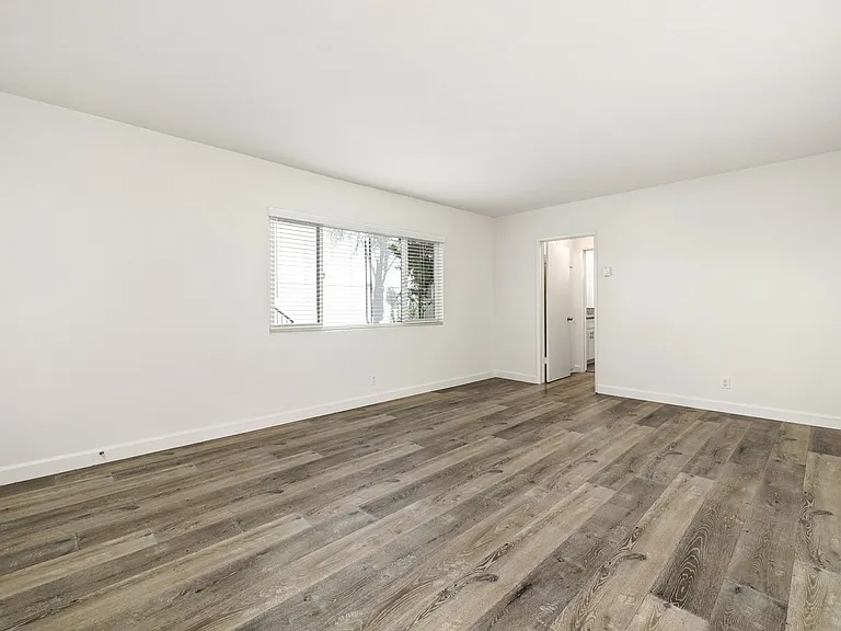 17405 Van Ness — Photo 11